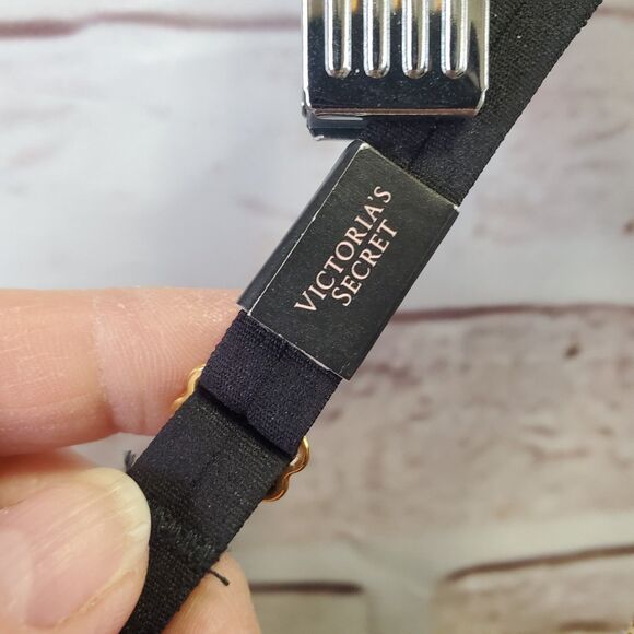 Victoria Secrets Bra 36C - Picture 4 of 13